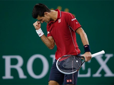 Niềm vui sau pha đánh thành công của Djokovic