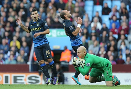 Man City thắng Aston Villa nhờ những bàn thắng muộn - 2 Thủ thành Guzman đã chơi tốt trong trận đấu này