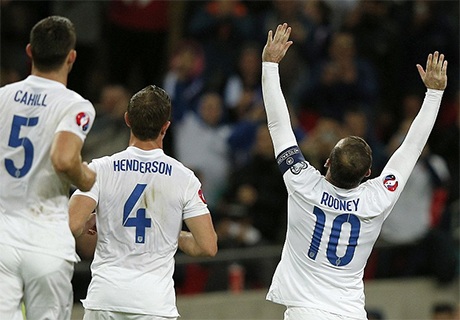 Anh thắng 5 “sao” trước San Marino - 1 Các cầu thủ Anh ăn mừng sau pha ghi bàn của Rooney (phải)
