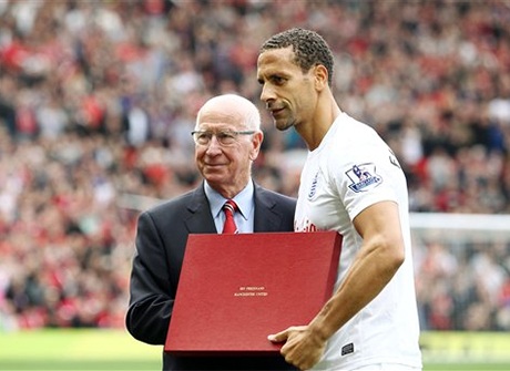 Ferdinand nhận quà trong lần đầu trở lại MU vào tháng 9 vừa qua