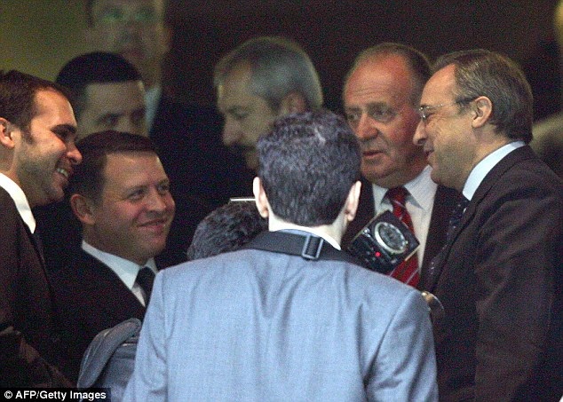 Vua Jordan và chủ tịch Perez ở sân Bernabeu
vào năm 2005