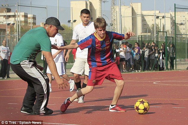 Ngôi sao nhạc pop người Canada trong buổi tập
của Barca vào năm 2011