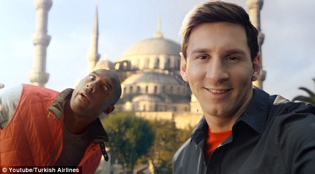 Kobe xuất hiện cùng Messi trong một quảng
cáo cho hãng hàng không Thổ Nhĩ Kỳ