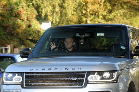 Đội trưởng Wayne Rooney lái chiếc
Overfinch của Range Over vào doanh trại Carrington của MU