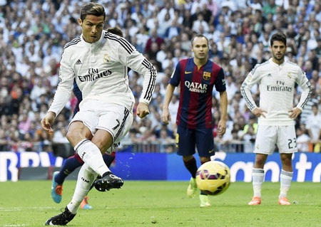 Cuối hiệp 1, Real được hưởng quả 11m và Ronaldo đã thực hiện thành công