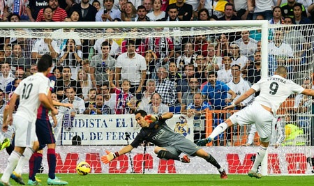 Những khoảnh khắc kinh điển ở đại chiến Real Madrid-Barcelona - 13 Benzema ấn định thắng lợi 3-1 cho Real Madrid ở phút 61