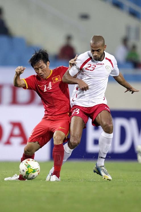 Đội tuyển Việt Nam và những tử huyệt sau trận thua Palestine - 2 Hàng tiền vệ Việt Nam luôn yếu thế trong các pha tranh chấp - Ảnh: Gia Hưng