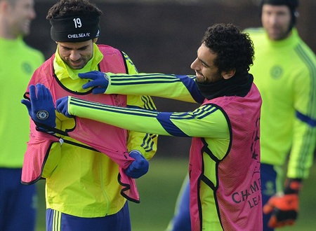 Diego Costa lóng ngóng đánh vật với áo tập - 1 Diego Costa phải nhờ sự trợ giúp của đồng đội Salah để mặc
áo tập