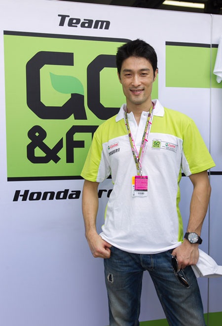 Johnny Trí Nguyễn “đột kích” garage đội đua Honda Gresini - 1 Johnny Trí Nguyễn tại xưởng xe