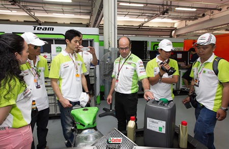 Johnny Trí Nguyễn “đột kích” garage đội đua Honda Gresini - 2 Johnny nghe giới thiệu về tầm quan trọng của dầu nhớt
Castrol