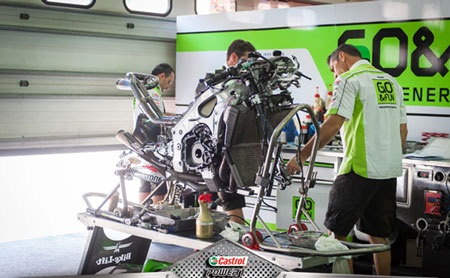 Johnny Trí Nguyễn “đột kích” garage đội đua Honda Gresini - 4 Các nhân viên bảo dưỡng xe
