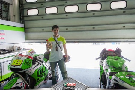 Johnny Trí Nguyễn “đột kích” garage đội đua Honda Gresini - 5 Johnny đứng bên 2 chiếc siêu xe của đội Honda Gresini