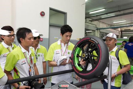 Johnny Trí Nguyễn “đột kích” garage đội đua Honda Gresini - 9 Johnny cùng đoàn kiểm tra chất lượng bánh xe tại xưởng