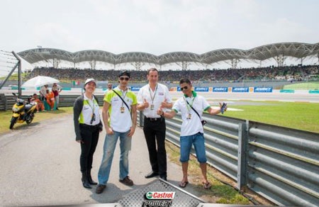 Johnny Trí Nguyễn “đột kích” garage đội đua Honda Gresini - 10 Johnny cùng Donald tham quan trường đua