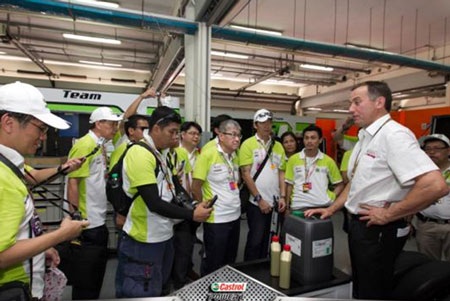Johnny Trí Nguyễn “đột kích” garage đội đua Honda Gresini - 11 Johnny cùng Donald tham quan trường đua