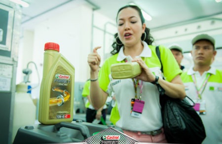 Johnny Trí Nguyễn “đột kích” garage đội đua Honda Gresini - 12 Sản phẩm dầu nhớt Castrol Power 1