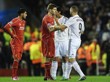 Cử chỉ thân thiện của Gerrard và Benzema trong trận đấu