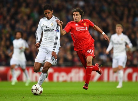 Tài năng của Mignolet giúp Liverpool tránh thua đậm Real Madrid - 4 Varane và Markovic tranh chấp bóng khá quyết liệt