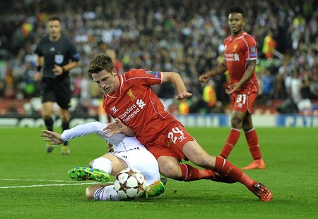 Trận đấu diễn ra căng thẳng và quyết liệt ngay từ đầu