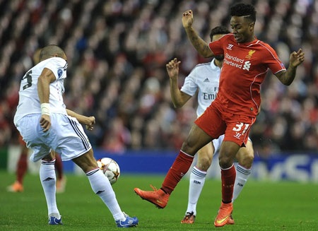 Sterling bị Pepe theo kém khá sát