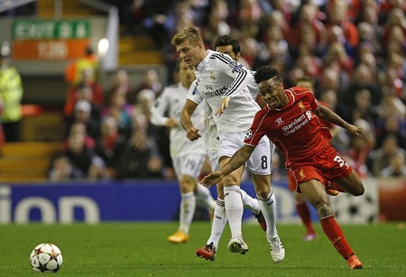 Toni Kroos trong một pha tranh bóng với Sterling