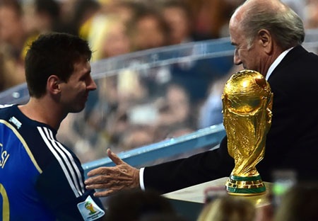Chủ tịch FIFA “chê” Messi trước cuộc đua giành Quả bóng vàng - 1 Chủ tịch FIFA cho rằng Messi không xứng
đáng nhận Quả bóng vàng World Cup