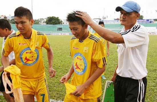 SL Nghệ An tìm được người thay HLV Hữu Thắng - 1 HLV Ngô Quang Trường tạm thời dẫn dắt SL Nghệ An
