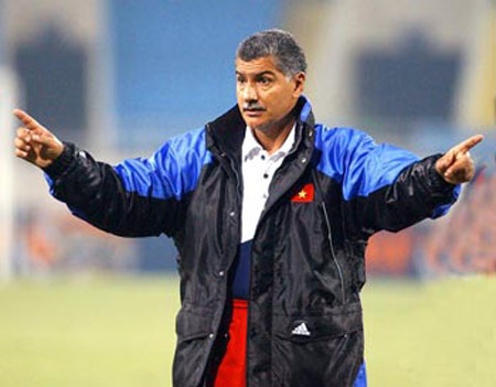 HLV Tavares của tuyển
Việt Nam từ chức khi Tiger Cup 2004 vẫn diễn ra