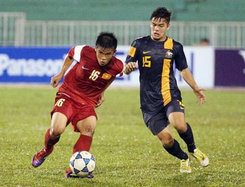 Thái Sung (trái) trong màu áo U21 Việt Nam