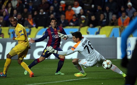 Những khoảnh khắc làm nên lịch sử của Messi ở Champions League - 9 Luis Suarez mở tỷ số cho Barca ở phút thứ 27