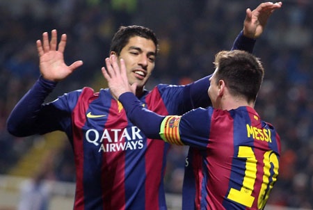 Những khoảnh khắc làm nên lịch sử của Messi ở Champions League - 12 Luis Suarez chia sẻ niềm vui với Lionel Messi