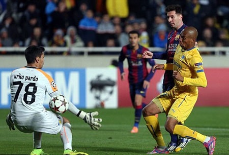 Những khoảnh khắc làm nên lịch sử của Messi ở Champions League - 13 Pha ghi bàn nâng tỷ số lên 4-0 của Messi...