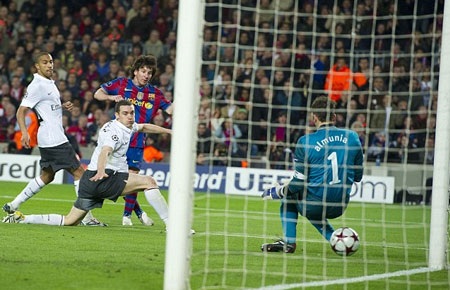 Những khoảnh khắc làm nên lịch sử của Messi ở Champions League - 17 Anh đã ghi đến 6 bàn vào lưới Arsenal (trong đó có 1 trận 4 bàn)