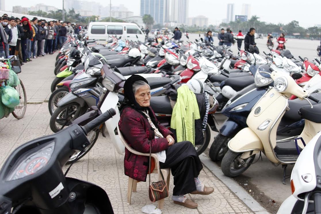 Hàng ngàn người chen nhau xếp hàng mua vé tại Mỹ Đình - 10 Hình ảnh bà cụ ngồi chờ mua vé xem trận bán kết - Ảnh: Gia Hưng