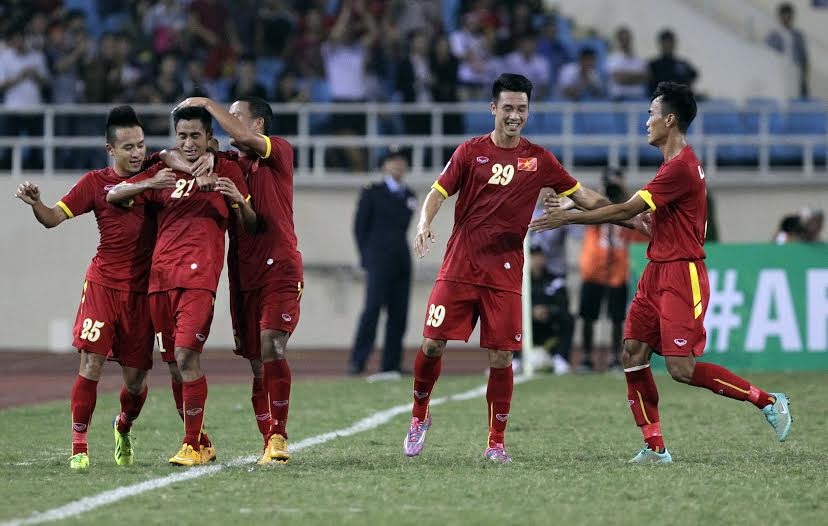 Thắng đậm Lào, đội tuyển Việt Nam rộng cửa vào bán kết - 3 Minh Tuấn ăn mừng bàn thắng mở tỷ số vào lưới Lào - Ảnh: Gia Hưng