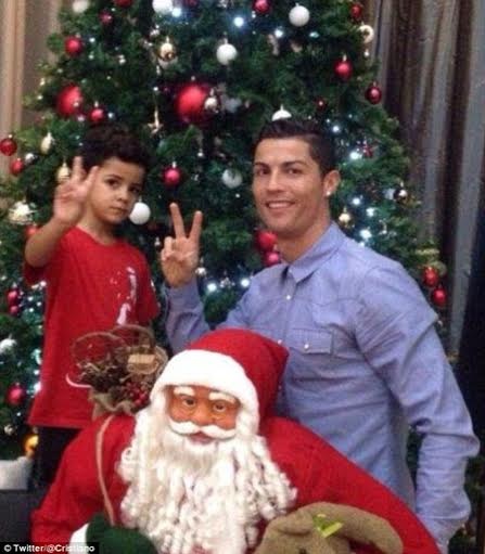 C.Ronaldo đón Giáng sinh sớm bên con trai cưng - 1 Hai bố con siêu sao đón lễ Giáng sinh sớm