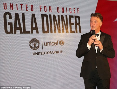 Cầu thủ MU gây quỹ từ thiện giúp đỡ trẻ em Việt Nam - 5 HLV Van Gaal chia sẻ trong bữa tiệc