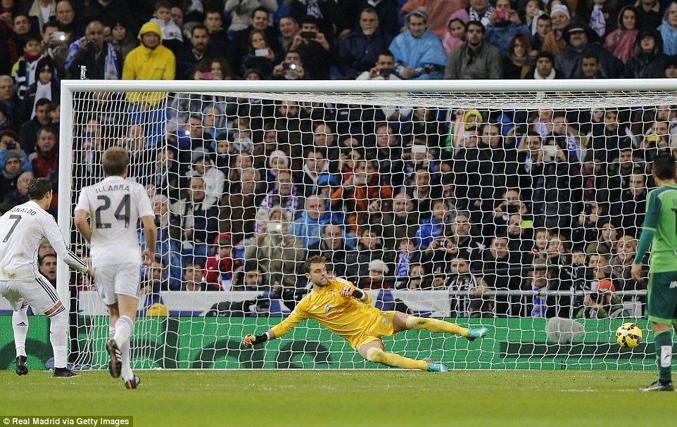 C.Ronaldo lập hattrick, Real Madrid đại thắng Celta Vigo - 2 Ronaldo bị lên án khi ăn vạ để kiếm quả 11m ở phút 36