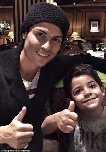 C.Ronaldo đón Giáng sinh sớm bên con trai cưng - 2 C.Ronaldo chia sẻ niềm vui bên cậu quý tử