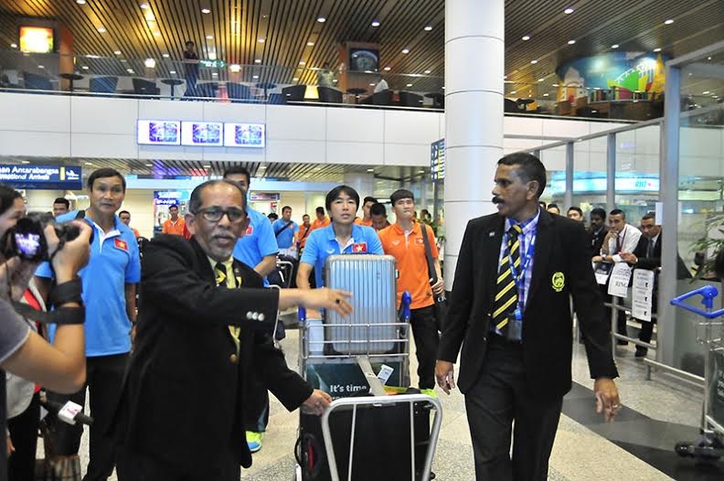 Đội tuyển Việt Nam đổ bộ xuống Kuala Lumpur - 5 Đại diện phía LĐBĐ Malaysia đón tiếp ĐTVN khá chu đáo