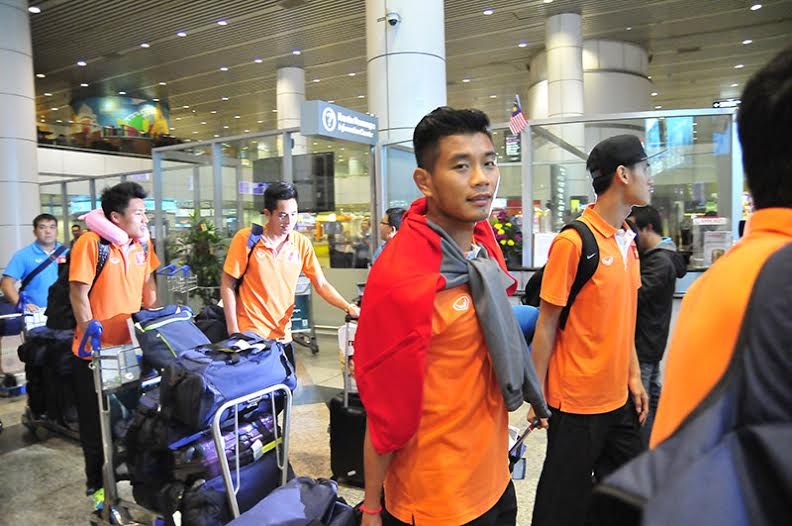 Đội tuyển Việt Nam đổ bộ xuống Kuala Lumpur - 6 Toàn đội tỏ ra khá tự tin và hứng khởi