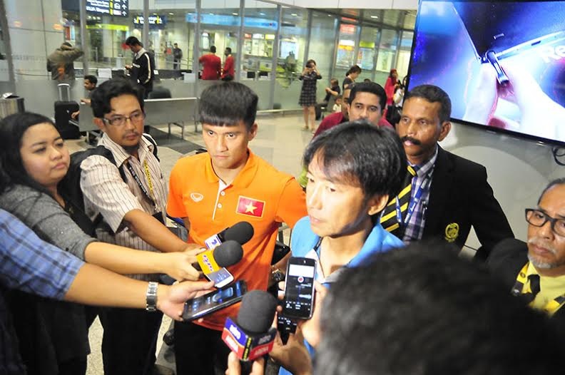 Đội tuyển Việt Nam đổ bộ xuống Kuala Lumpur - 8 Lê Công Vinh và HLV Miura trả lời phỏng vấn báo giới Malaysia