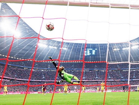 Bayern Munich 4-0 Hoffenheim: Gotze rực sáng với siêu phẩm sút xa - 1 Khoảnh khắc trái bóng đi vào lưới
sau cú sút xa đẹp mắt của Gotze