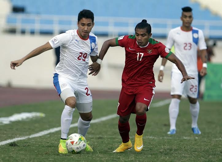 Philippines (trắng) cầm chắc tấm vé giành quyền vào bán kết
