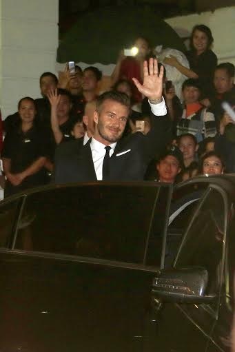 Becks lịch lãm chào người hâm mộ tại Hà Nội - 4 Beckham vẫy tay chào người hâm mộ Hà Nội
