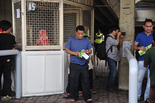 CĐV Malaysia nô nức xếp hàng mua vé trận gặp Việt Nam - 3 Các CĐV Malaysia có được những tấm vé không quá khó khăn