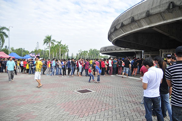 CĐV Malaysia nô nức xếp hàng mua vé trận gặp Việt Nam - 4 Người dân Malaysia xếp hàng mua vé rất nghiêm túc, không có tình trạng chen lấn