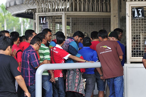 CĐV Malaysia nô nức xếp hàng mua vé trận gặp Việt Nam - 6 So với nhiều nước, giá vé xem đá bóng ở Malaysia rẻ hơn rất nhiều