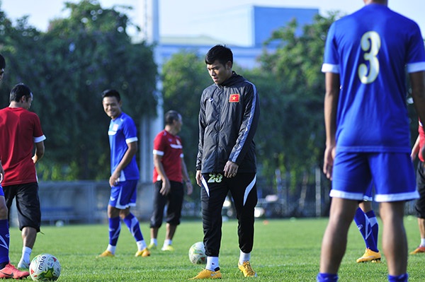 Nguyên Mạnh xuất hiện với bộ mặt buồn rầu.