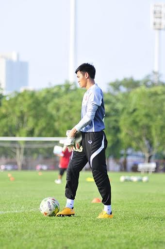 Nguyên Mạnh chưa thể quên pha bắt bóng ngớ
ngần khiến ĐTVN bị chia điểm